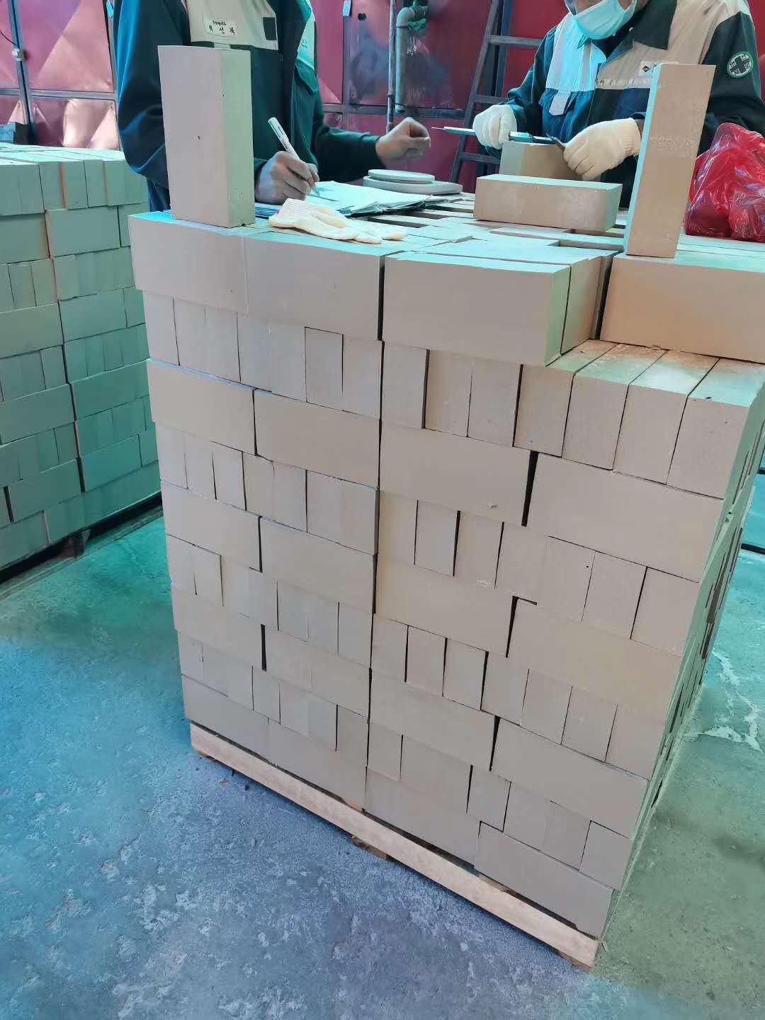 65厚耐酸磚今年處于一直是缺貨狀態(tài)，而且價(jià)格高，那么為什么會出現(xiàn)這種情況